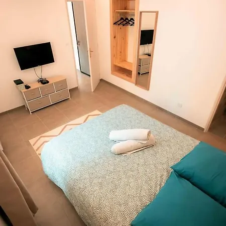 Apartment 5 2 Pieces Avec Parking *