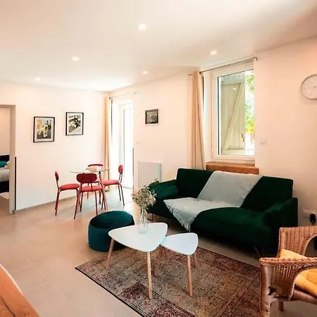 Appartement 5 2 Pièces Avec Parking *